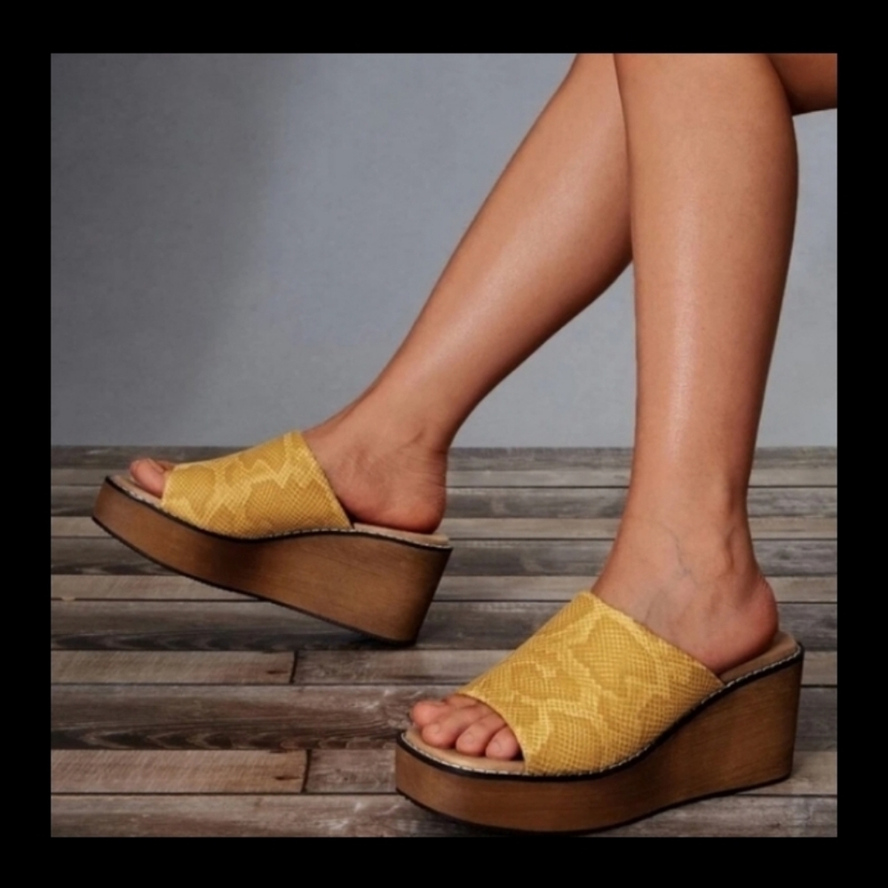 SHEIN Snackskin Embossed Wedge Slide Sandle